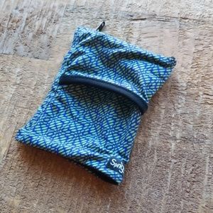 🌷NWOT Sprigs Wrist Wallet Blue and Green